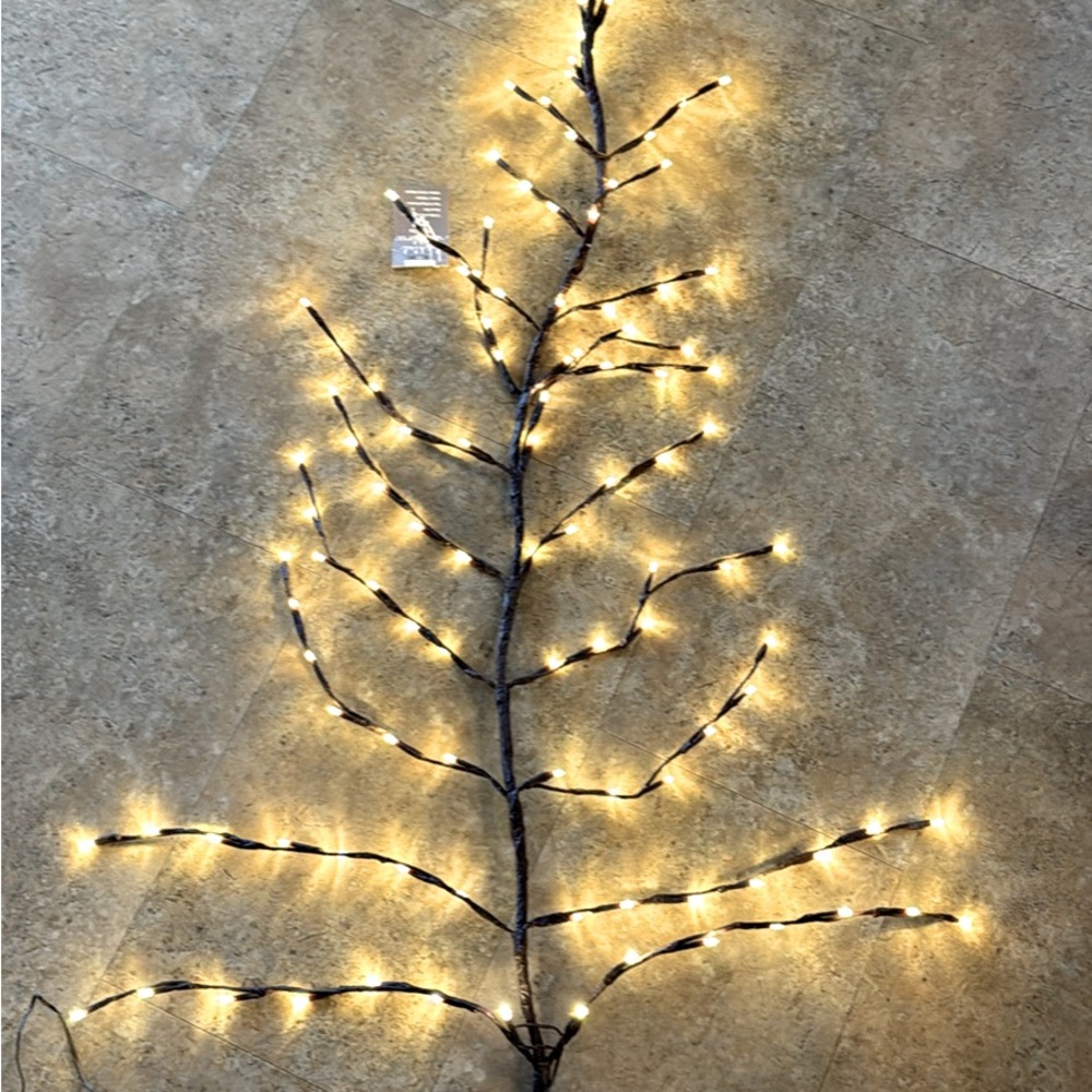 Lighted wall tree